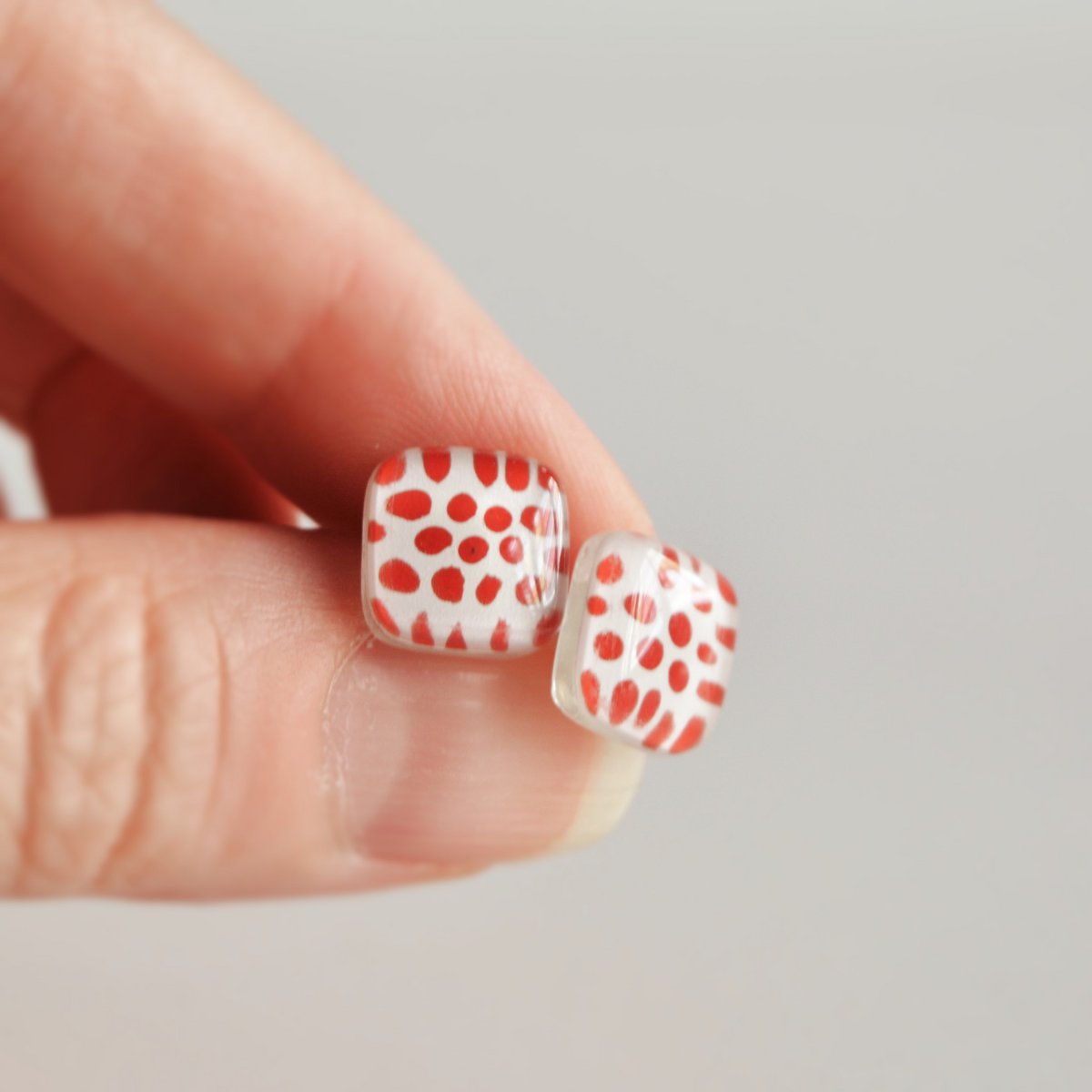 Kleine rote Polka Dot-Ohrringe mit Ohrsteckern aus Sterlingsilber