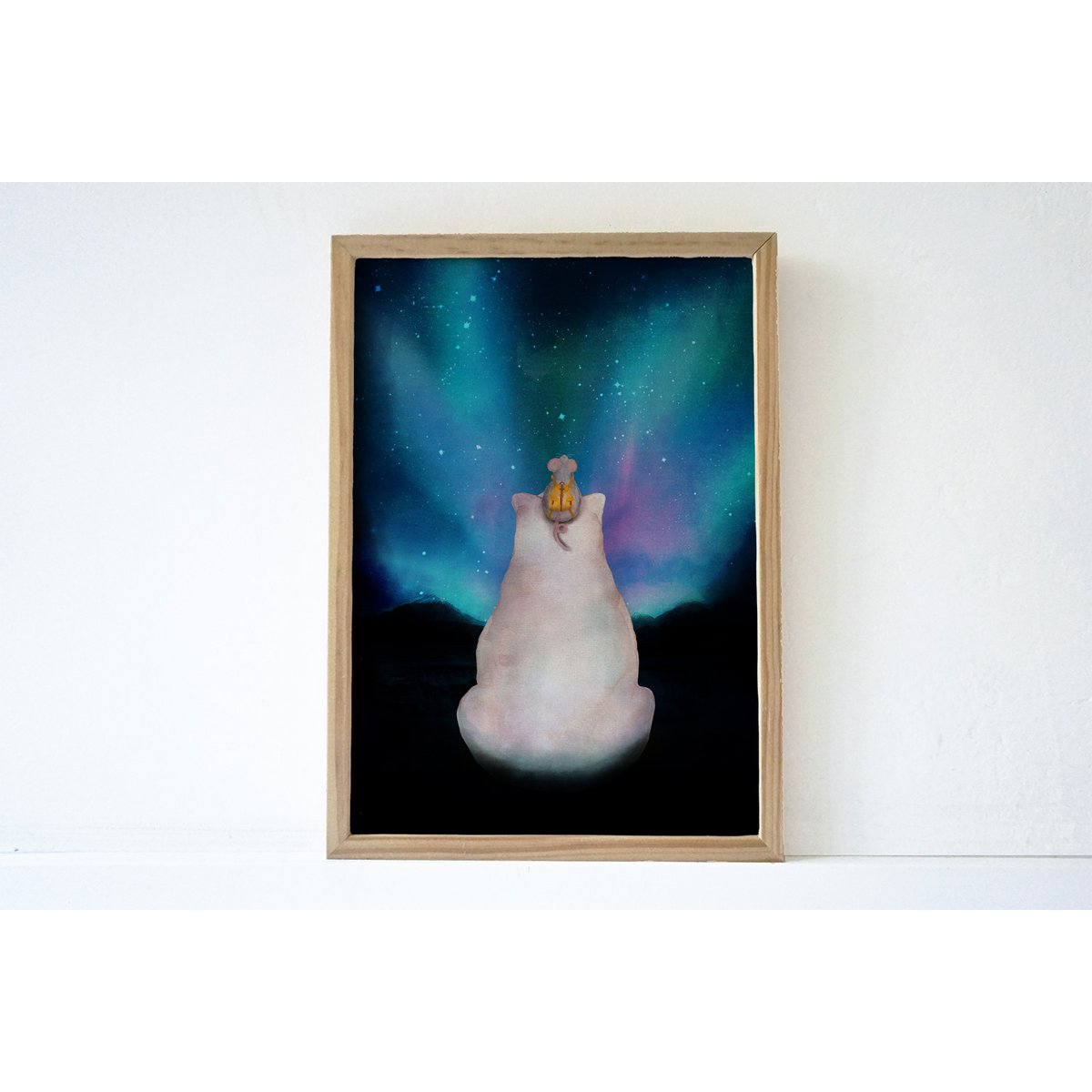 Poster Polar bear looking at Northern Lights