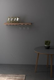 Tu Las™ Portabotellas de madera que incluye copas de vino y portacopas de champán - 94 x 22 x 4 cm - Portabotellas de vino flotante - Montaje en pared - Madera de nogal