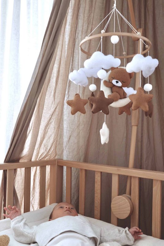 Handgemaakte Slapende Teddybeer Muziekmobiel - Boxmobiel - Baby mobile - mobile wickeltisch