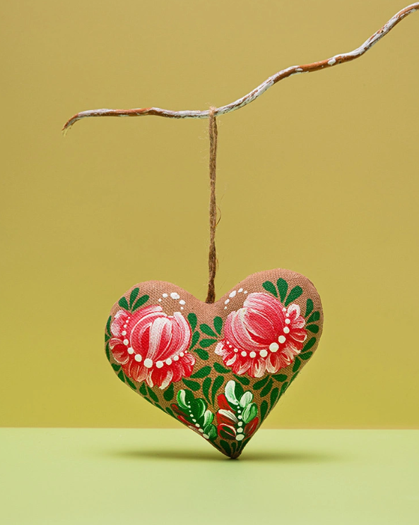 Hand made cocoa scented "Heart with red flowers"