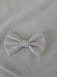  Beige hair clip with a small bow, suitable for kids.
