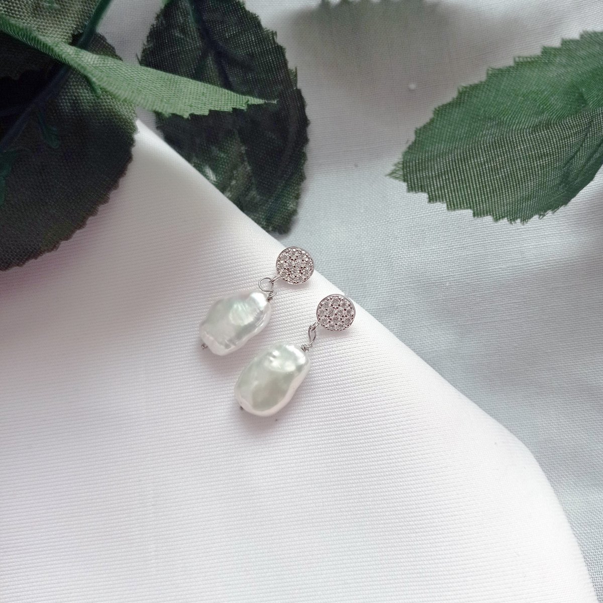 Aretes De Plata Esterlina Con Perlas De Agua Dulce De Plata | por nlanlaVictory