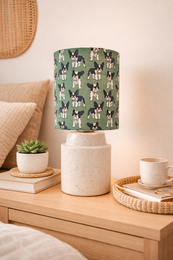 Boho, boho chic blanco - lámpara de mesa de cerámica de pirita blanca con tono de tela de batería de bulldog francés figurado y estampado