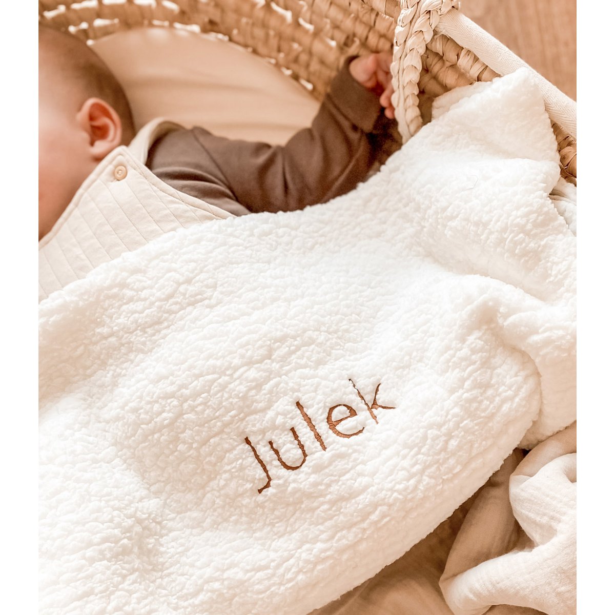A soft "teddy" blanket with an individually selected, embroidered inscription - white