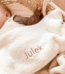 Eine weiche "Teddy"-Decke mit einer individuell ausgewählten, gestickten Aufschrift - weiß