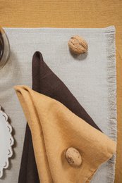100% naturlige hørservietter i sennepsfarve til din perfekte middagsdekoration