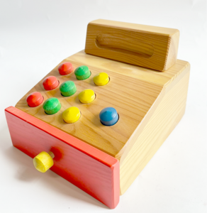 Spielzeugkasse aus Holz