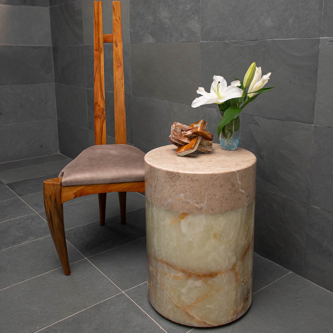 Mesa decorativa con tapa de mármol beige y ónix verde claro