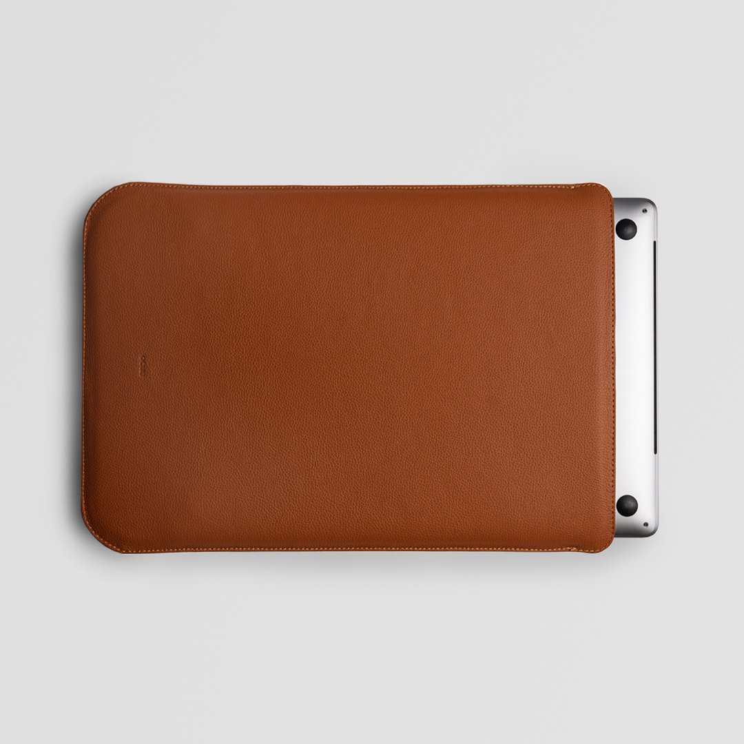 Minimalistische und moderne MacBook-Hülle aus braunem Leder (15 & 16 Zoll)