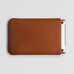 Minimalistyczny i nowoczesny pokrowiec na MacBooka z brązowej skóry (15 i 16 cali)