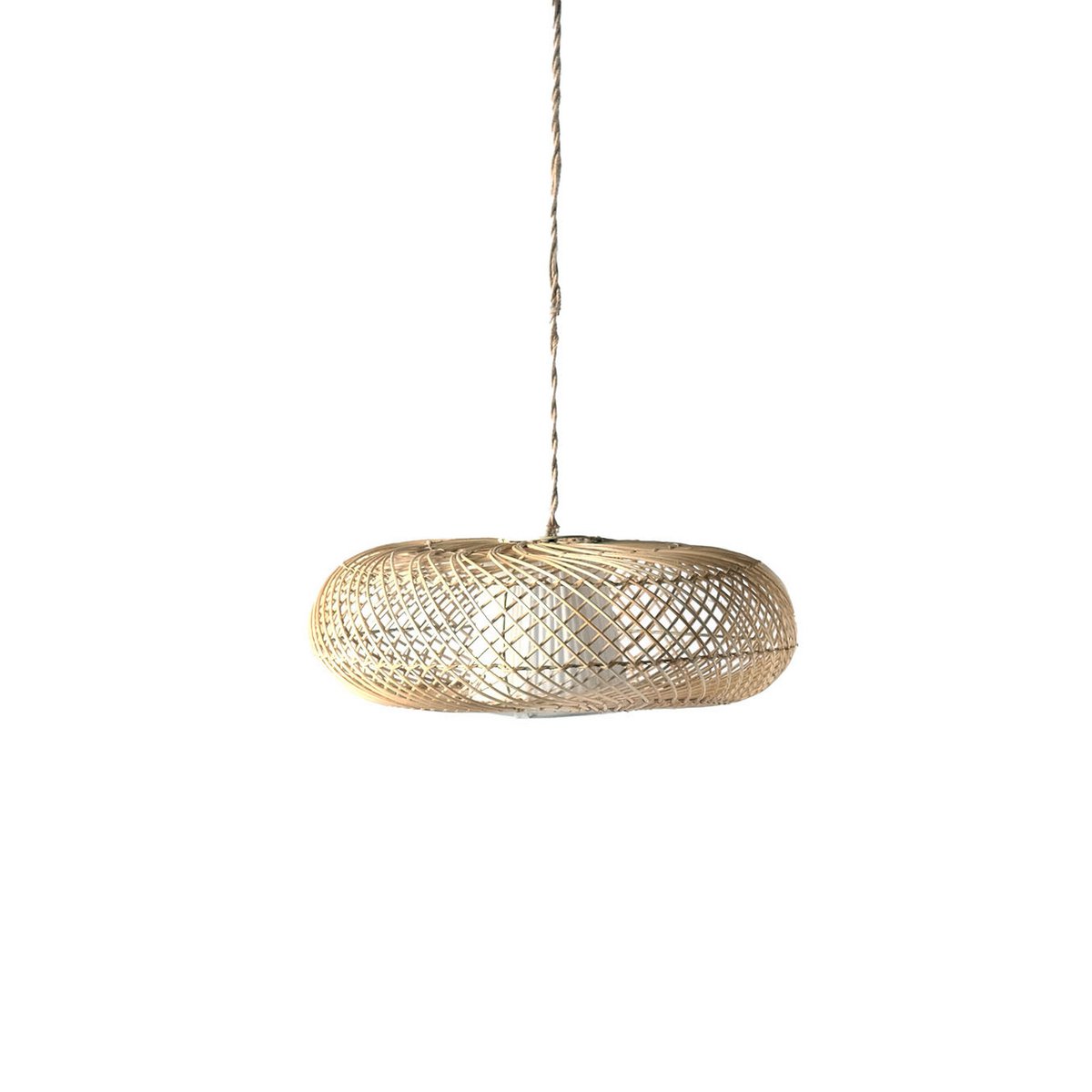 Ratán Bukittinggi Range lampe suspendue ovale avec tissu diffuseur.