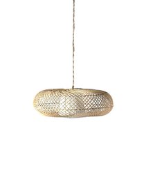 Ratán Bukittinggi Range lampe suspendue ovale avec tissu diffuseur.