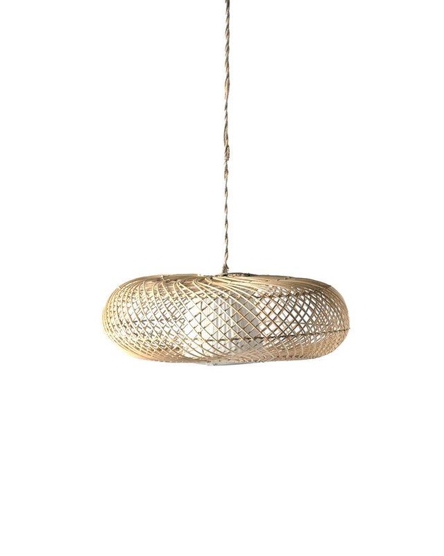 Ratán Bukittinggi Range Lampa wiszka owalna z tkaniną dyfuzorem.