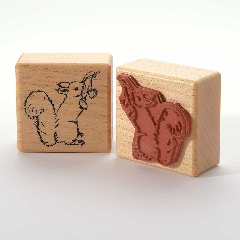 Stempel: Eekhoorn krijgt een noot