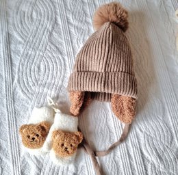Baby Winter Muts Met Oorwarmers en Pompon - Bruin