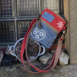 Domelo Trachtentasche Damen Umhängetasche. Dirndl Schultertasche aus Jeansstoff und Canvas (Segeltuch) und Leder. Handtasche in Trachtenstil mit Herz Aufdruck. Crossbody Tasche für Frauen als Oktoberfest Accessoires.