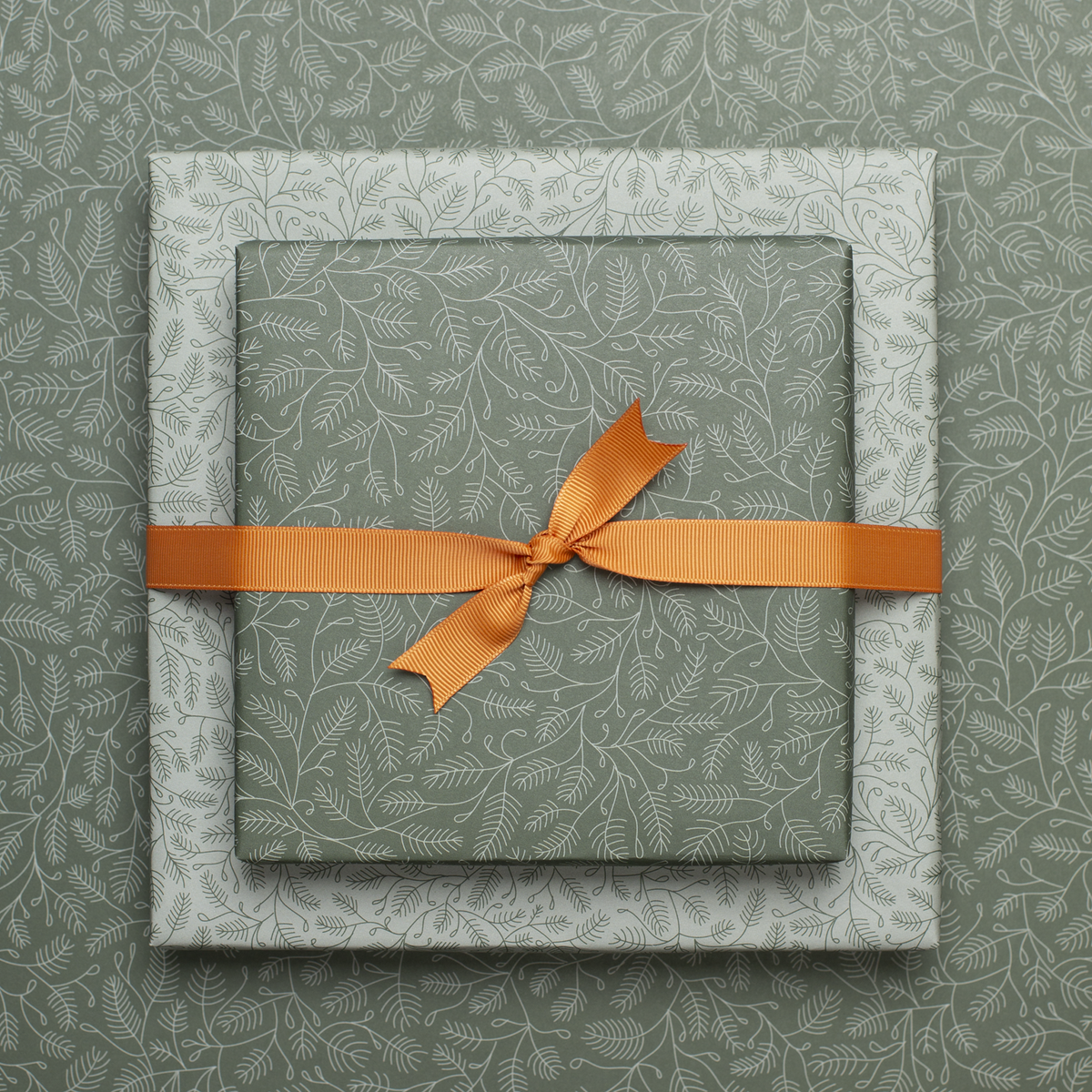 Duurzaam kerstcadeaupapier groen, inpakpapier dennentakken in mint en groen - dubbelzijdig inpakpapier gemaakt van 100% gerecycled papier