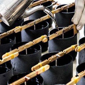 WOO Duurzame Geurkaars | Upcycled Waterfles | Mat Zwart | 60 uur brandtijd