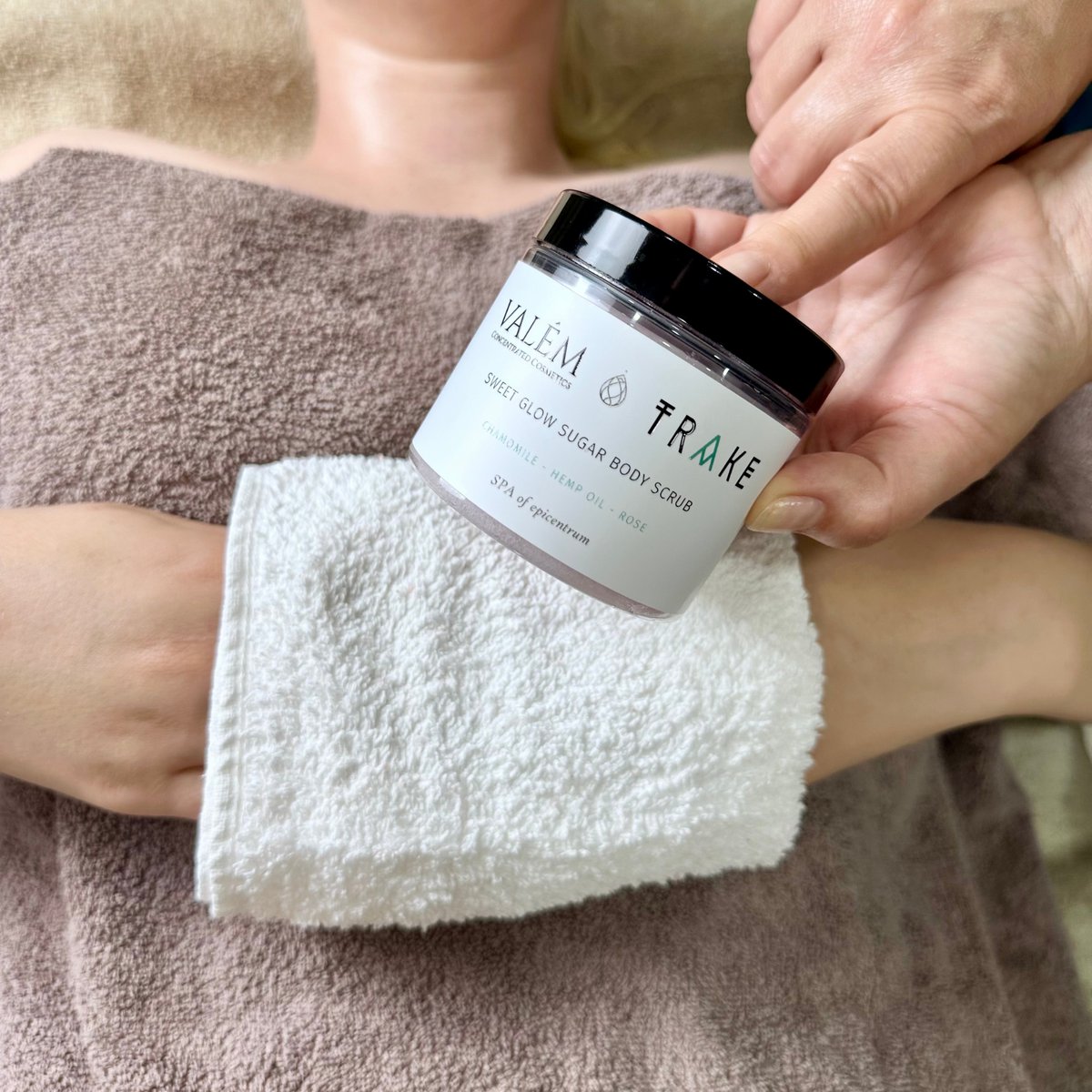 Sweet Glow Sugar Cody Scrub - Róża, rumianek i konopie - 200 ml | Exfoliate, Nourish & Brighten | Holistyczny rytuał spa
