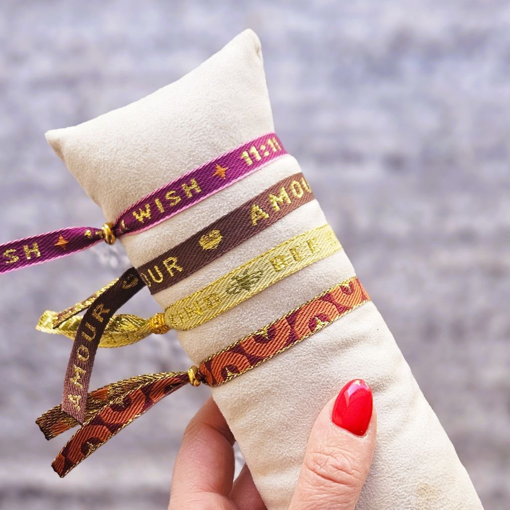 Ribbon bracelet retro