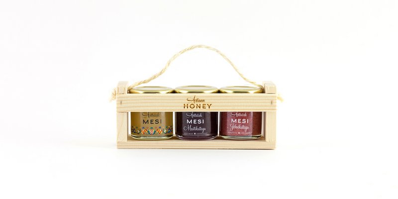 3x50 g package: blossom honey, honey with blueberries, honey with cranberries