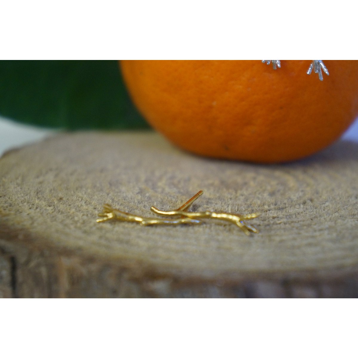 Petites boucles d'oreilles à tige : Jasmine Twig Design - Or sur argent sterling