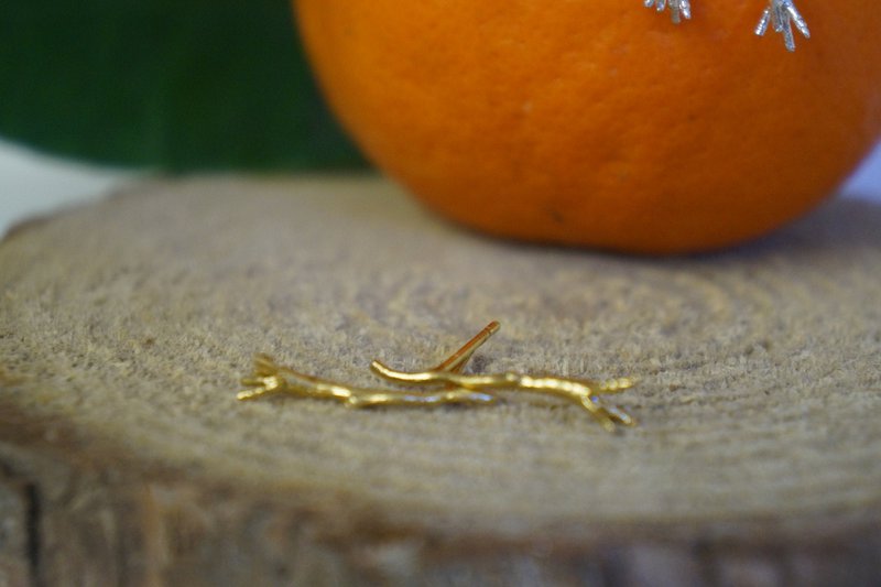 Petites boucles d'oreilles à tige : Jasmine Twig Design - Or sur argent sterling