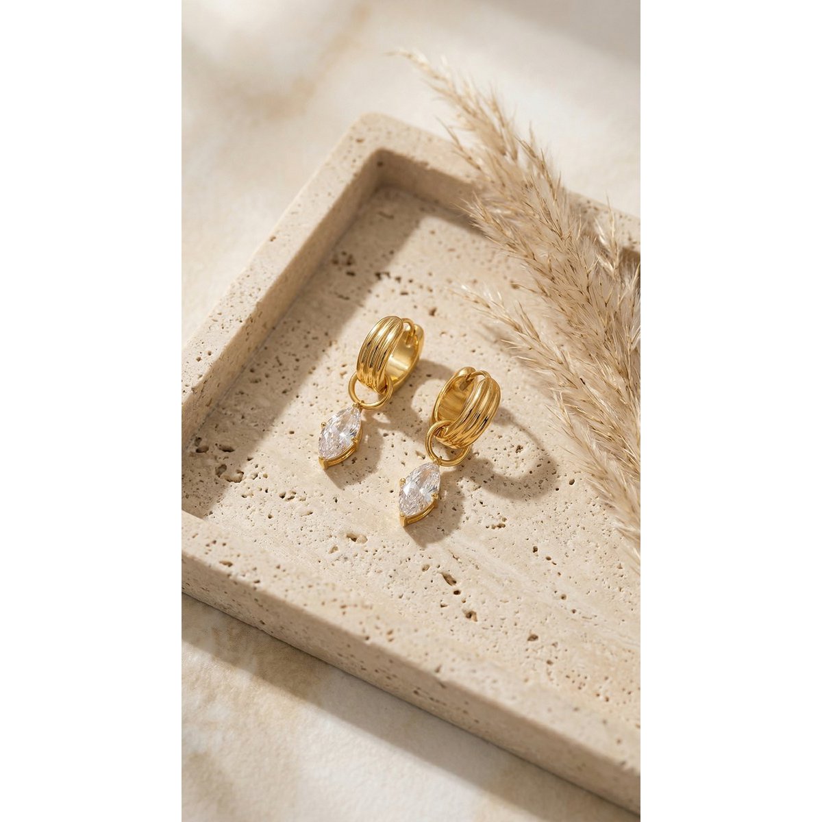 Amelia – Pendientes con colgantes de circonitas – Dorado