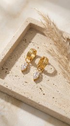 Amelia – Øreringe med Zirconia vedhæng – Guldfarvet