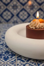 LAVURI Spicy Pumpkin Gourmet Dessert scented Candle, handmade, soy wax, including a sculptural stoneware plate, limestone, white, Duftkerze
