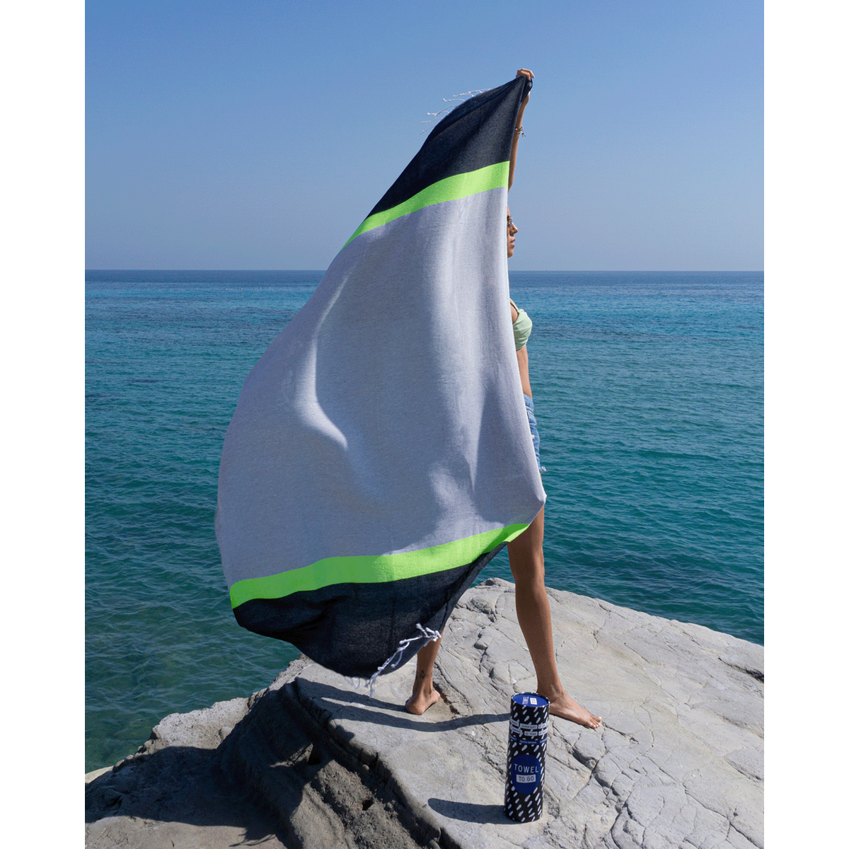 TOWEL TO GO NEON Serviette de plage en coton recyclé 180x100 cm | Serviette de piscine à séchage rapide | Gris / Noir | avec coffret cadeau