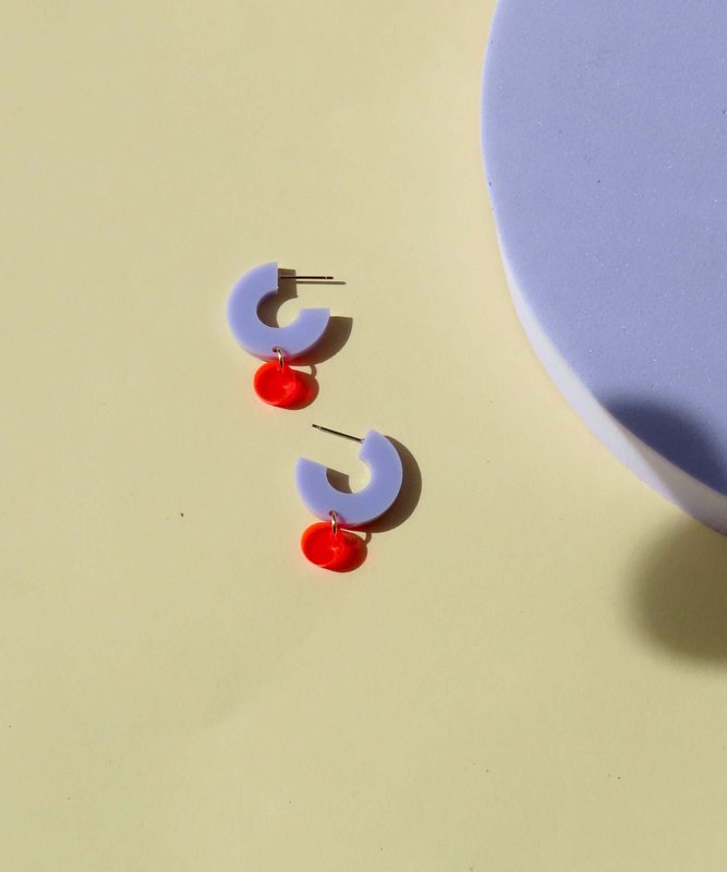 Silva hoop earrings made of acrylic and stainless steel in lilac and neon orange