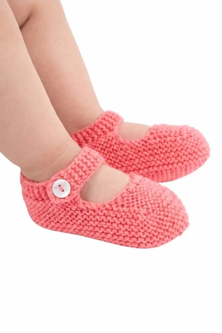 Baby-Strickschuhe mit Riemen und Knopf
