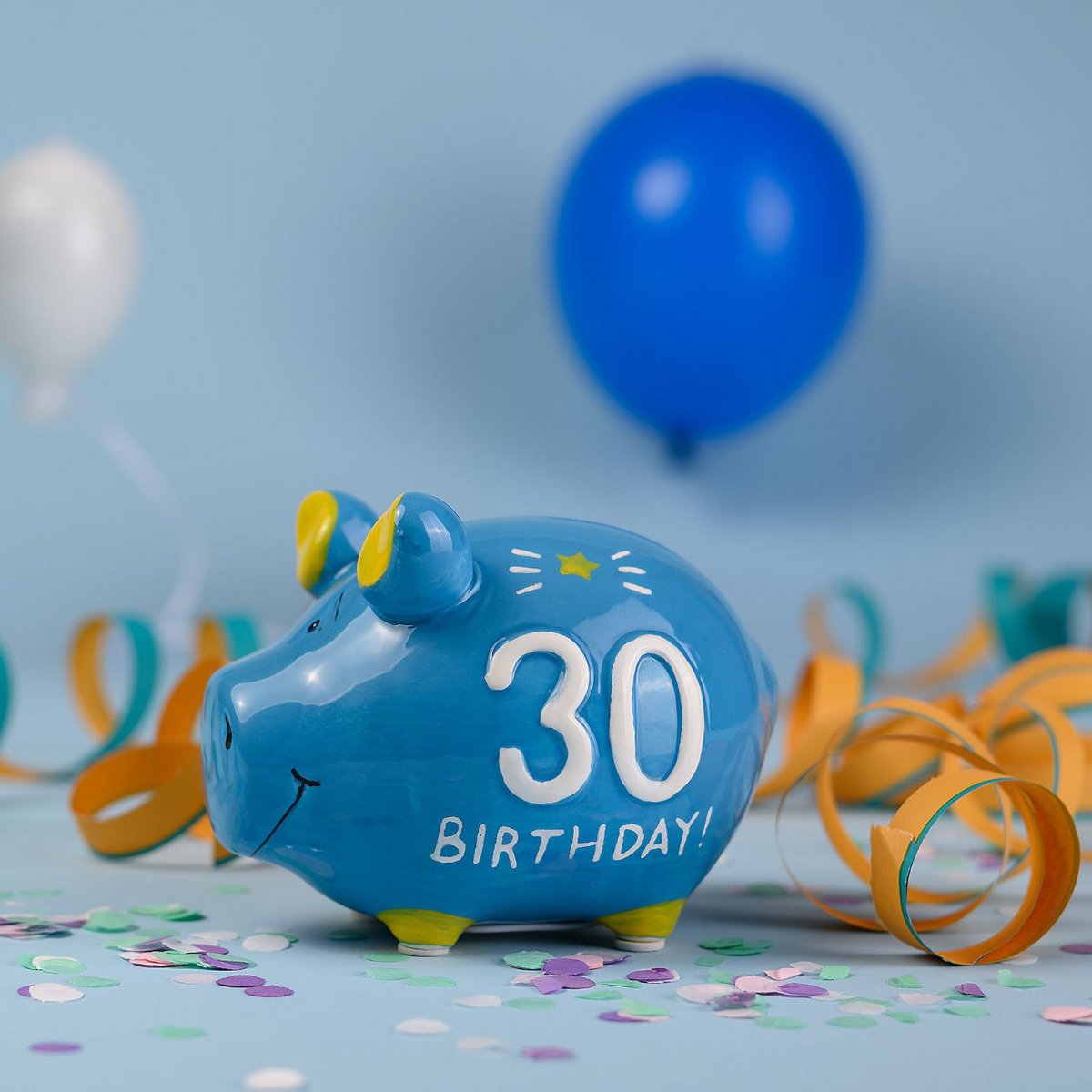 Firma Skarbonka Skarbonka „30 Urodziny!” wykonana z ceramiki, niebiesko-biało-żółta (szer./wys./gł.) 12,5x9x9cm mała świnka