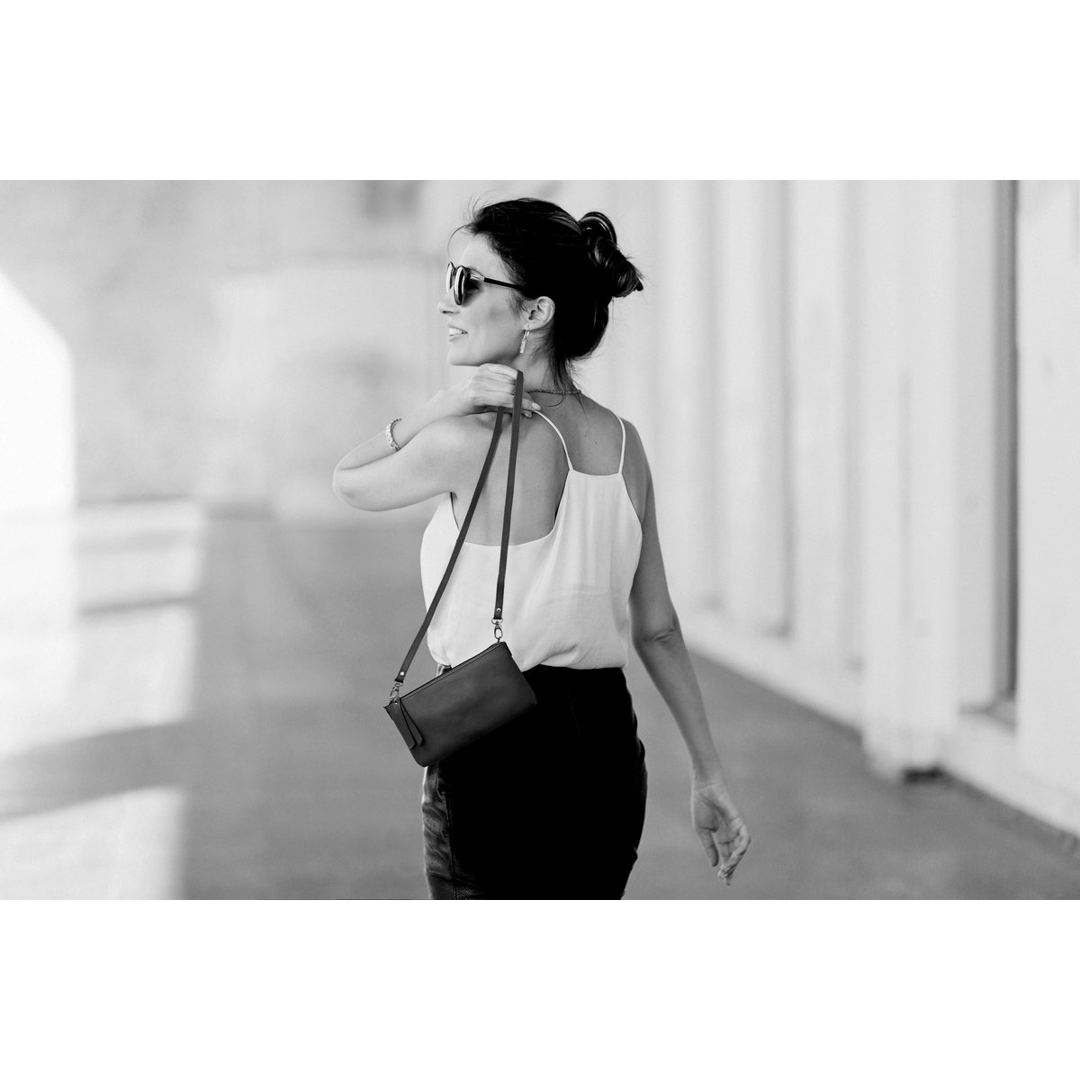 K0013AB | Bolso de Hombro para Mujer en Piel Verdadera de Plena Flor, con grano claro. Correa de hombro extraíble. Accesorios en Níquel Pulido. Color negro.Dimensiones: 20 x 10,5 x 2 cm.Embalaje: Bolsa Tnt