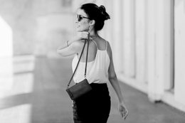 K0013AB | Women's Shoulder Bag in Genuine Full-grain Leather, with light grain. Removable shoulder strap. Polished Nickel Accessories. Black colour. Dimensions: 20 x 10.5 x 2 cm. Packaging: Tnt bag