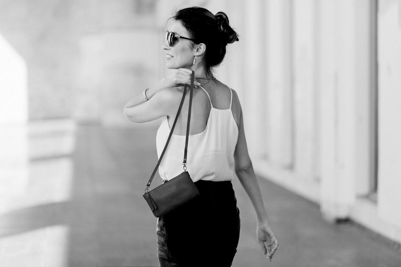 K0013AB | Women's Shoulder Bag in Genuine Full-grain Leather, with light grain. Removable shoulder strap. Polished Nickel Accessories. Black colour. Dimensions: 20 x 10.5 x 2 cm. Packaging: Tnt bag