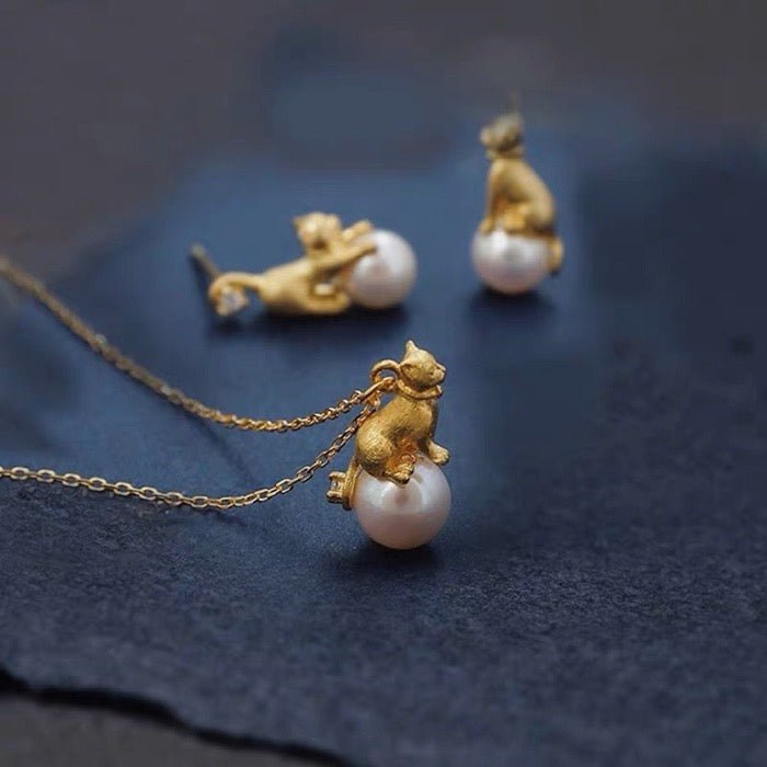 Orecchini e collana asimmetrici con gatti