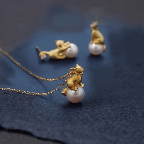 Kitty on a Pearl Jewellery Set
