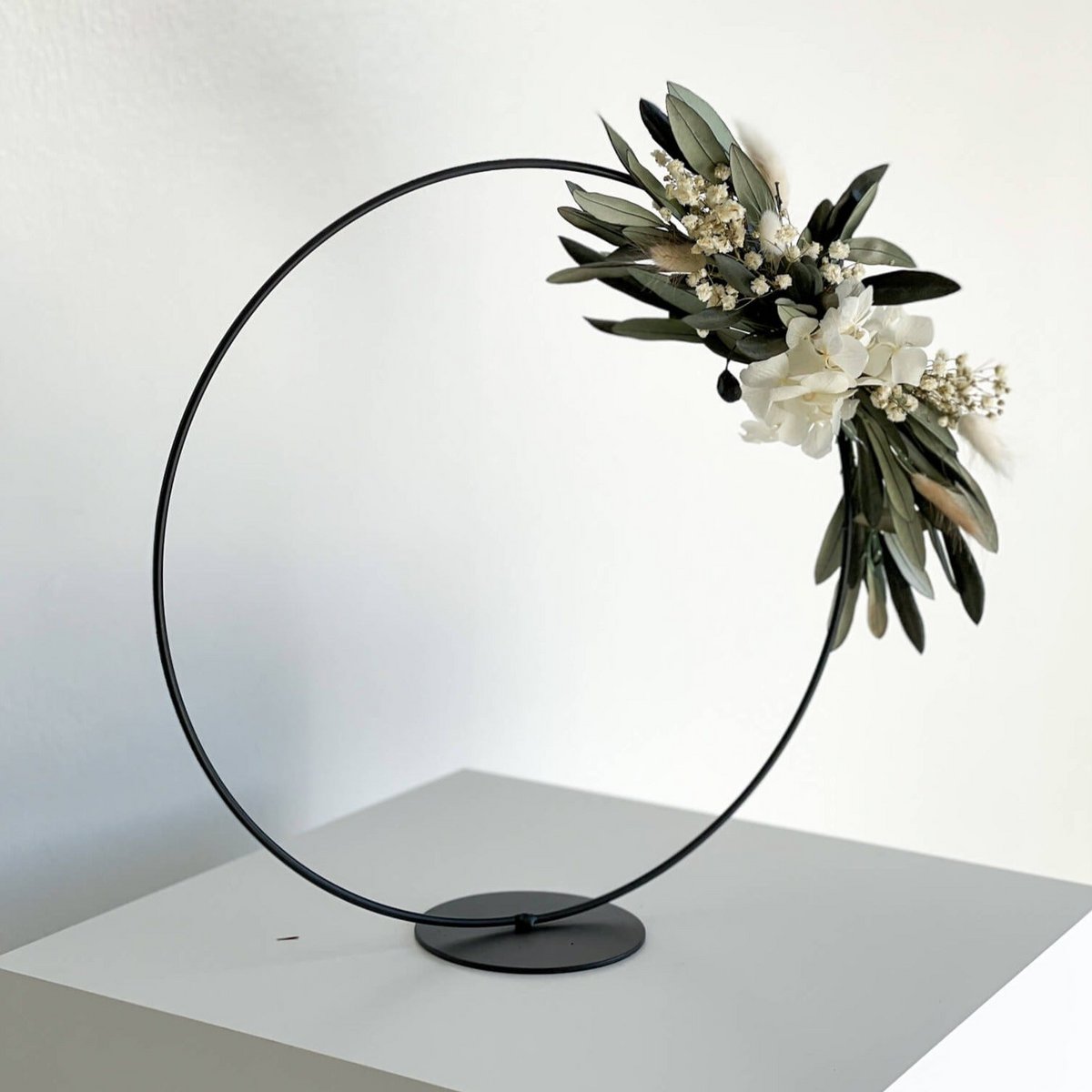 Couronne de fleurs séchées olive debout