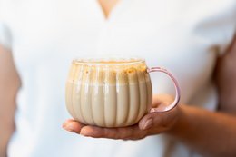 SÆT med 2 glas med lyserødt greb TULIP 1210