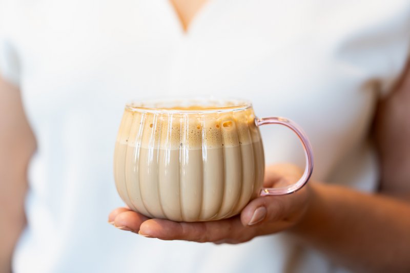 SÆT med 2 glas med lyserødt greb TULIP 1210