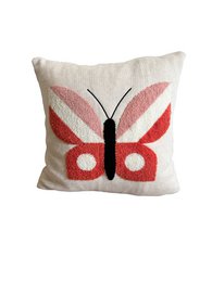 Cuscinetto farfalla rosa, morbido in cotone con ricamo punchneedle.