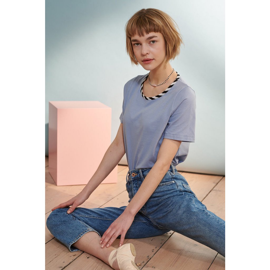 Balthasar t-shirt in lavendelblauw met gestreepte bies voor dames