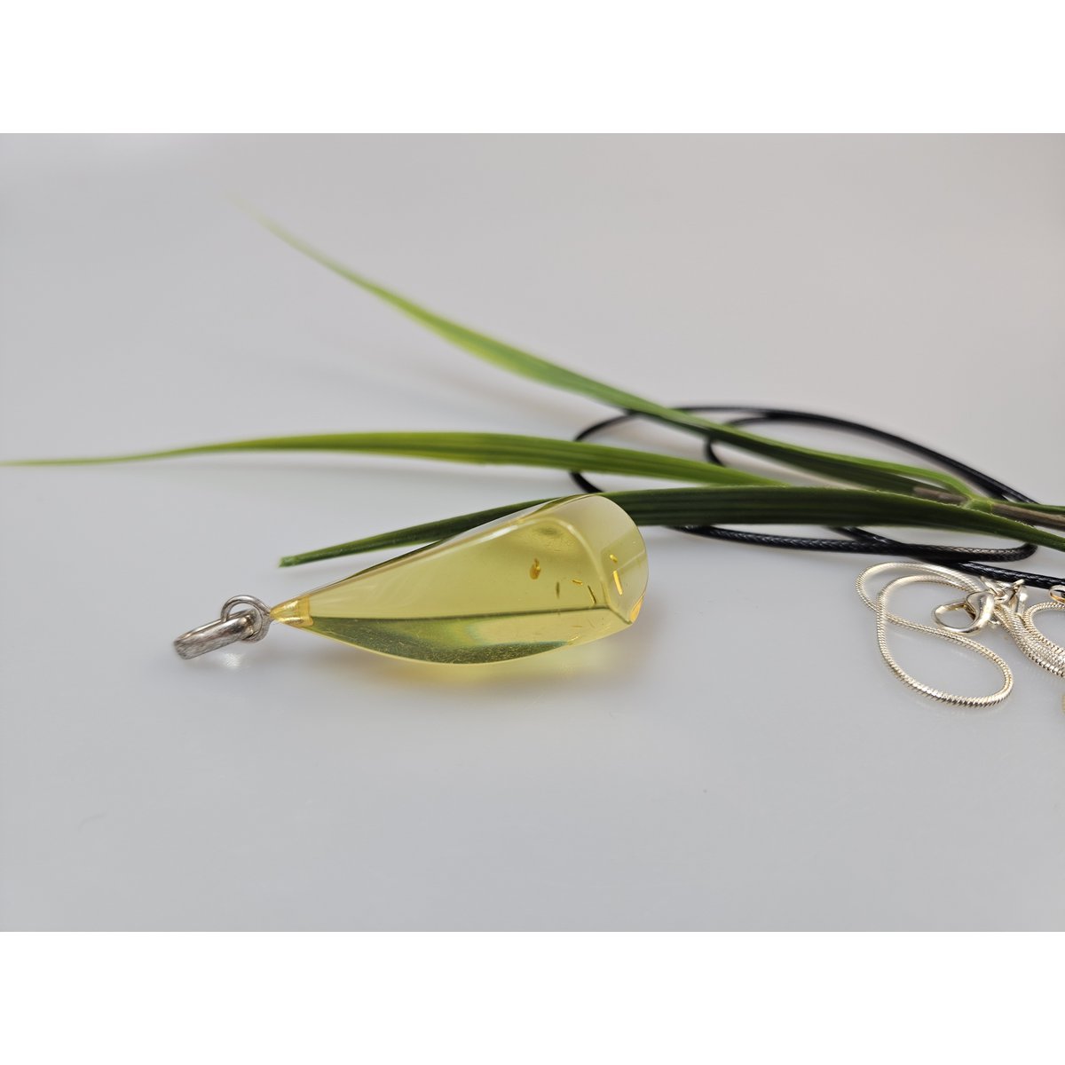 Bernsteinanhänger. Gelber Bernstein. Zertifizierter Bernsteinschmuck. Bernstein-Cabochon. Bernsteinanhänger aus Sterlingsilber