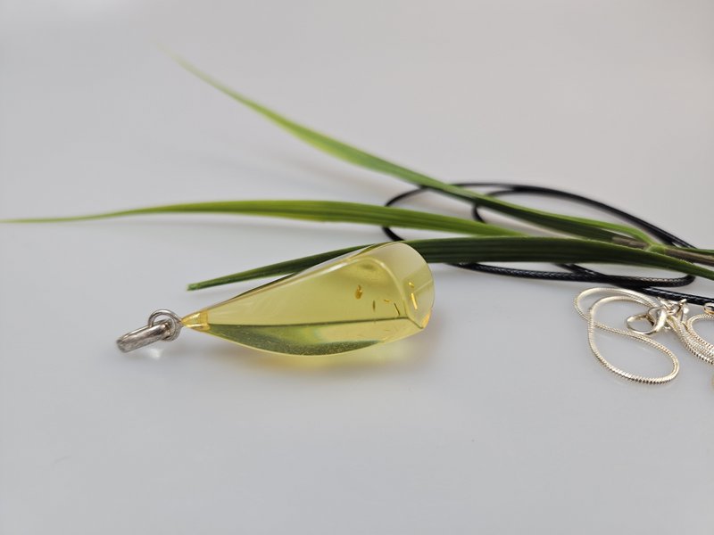 Colgante de ámbar. Ámbar amarillo. Joyas de ámbar certificadas. Cabujón de ámbar. Colgante de ámbar de plata de ley