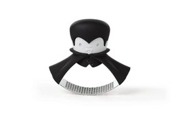 Black garlic press with a penguin-shaped handle. Made of stainless steel with a grated surface for crushing garlic cloves.