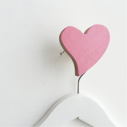 PRETTY IN PINK HEART WALL HOOK