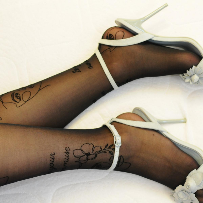 1 par %23StatementTights BE YOUR OWN MUSE Medias negras "Message on Tights" con cara 40 DEN Arte "One Line"